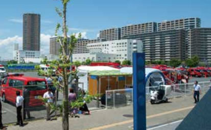 大阪府咲洲庁舎横の駐車場(写真３)に並ぶ大阪市消防局
の消防車と、設置させて頂きましたENCOURAGEⅡ型