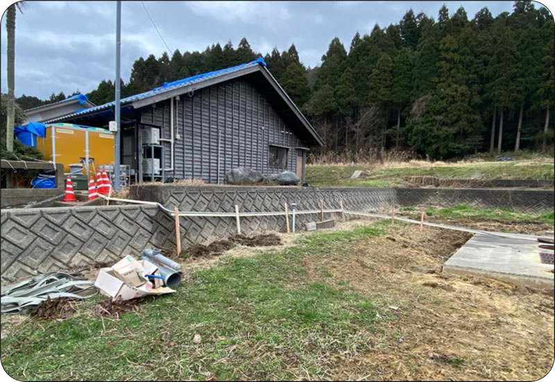 排水は公民館裏の排水枡へ流し込む