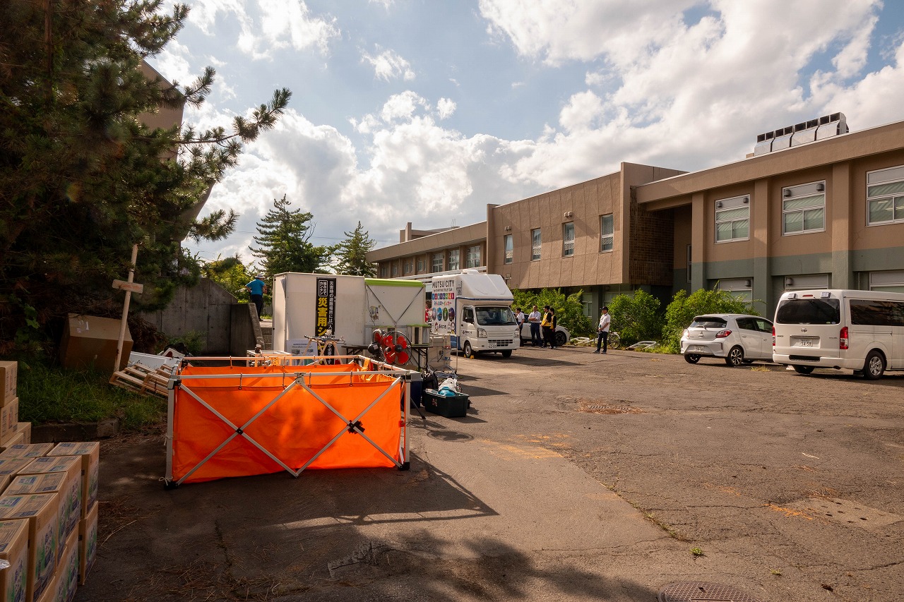 設置された災害シャワー（設置作業中）