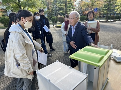 関西学院大学で、災害シャワーを説明する谷本会長