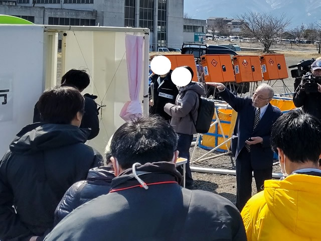 災害シャワーの説明をする会長